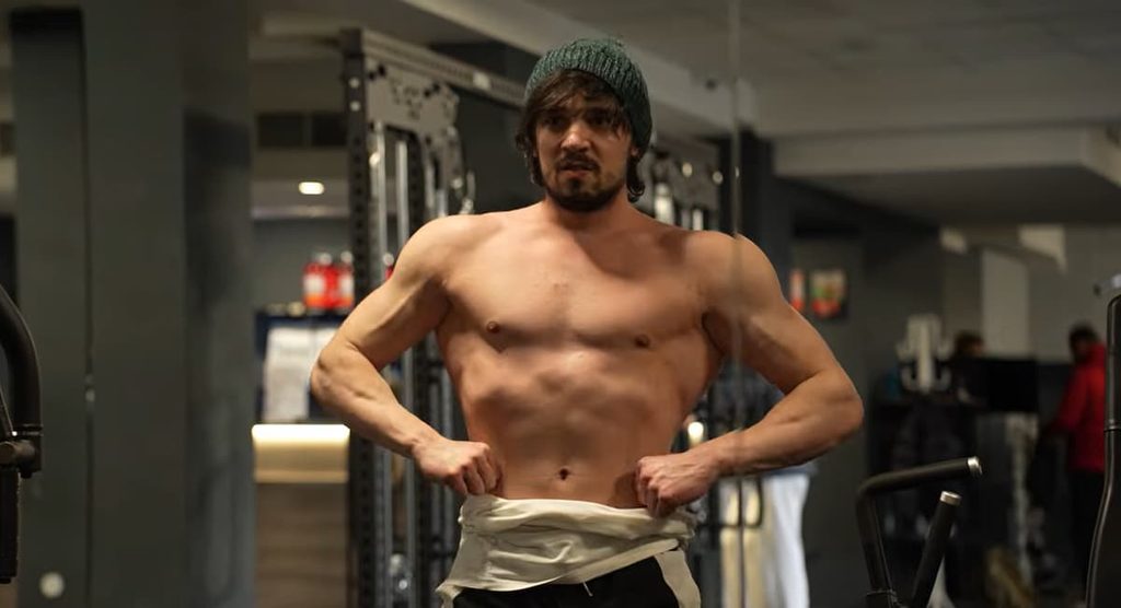 Poker player Fuuuaaark working out at the gym.